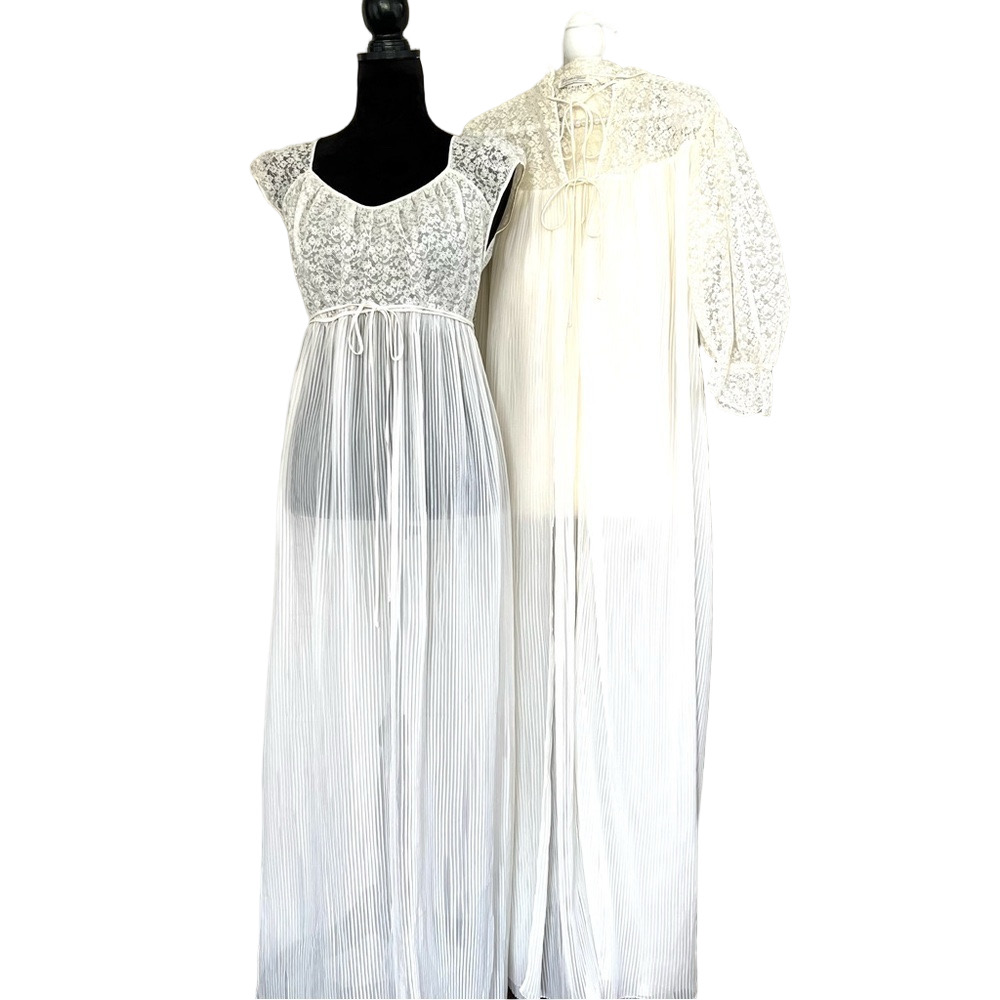 Vintage Barbizon Ivory Lace Pleated Lingerie Penoir Set